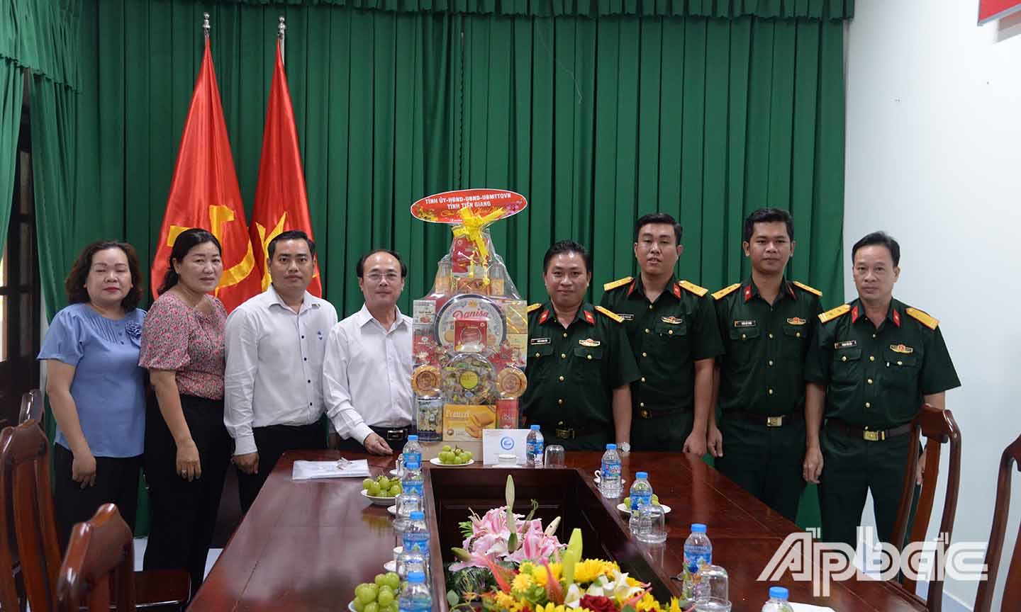 Đoàn đến thăm, tặng quà và chú tết Viện Kiểm sát Quân sự khu vực 93 (Quân khu 9).