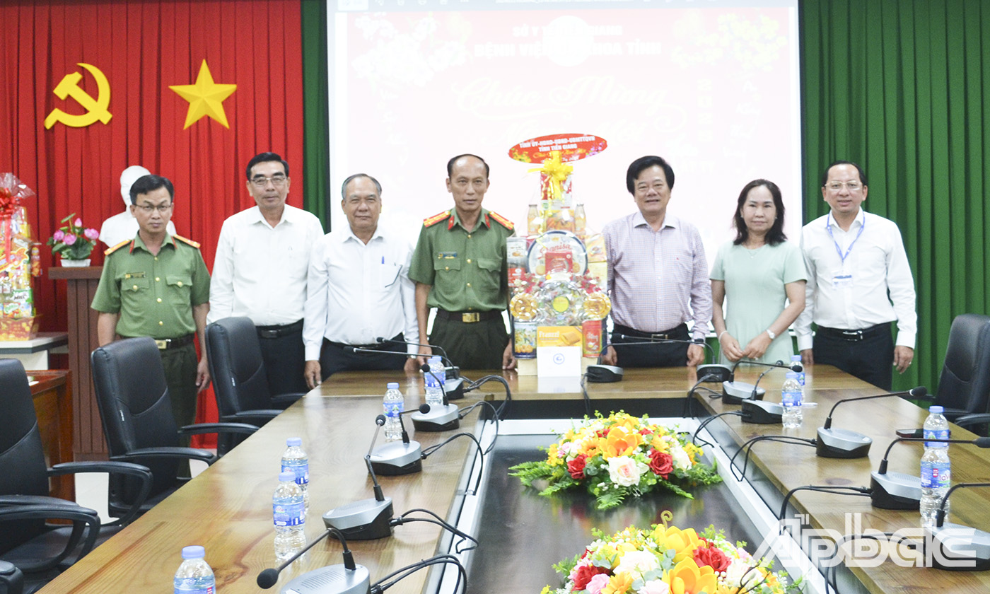 Đồng chí Nguyễn Văn Nhựt thăm, tặng quà, chúc tết Bệnh viện Đa khoa tỉnh Tiền Giang.
