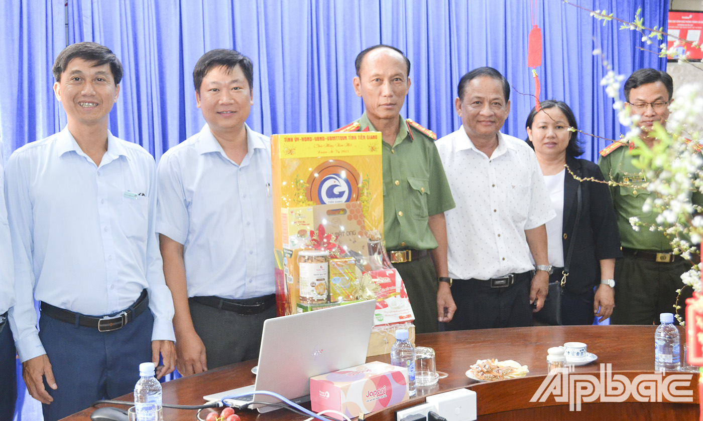 Đồng chí Nguyễn Văn Nhựt thăm, tặng quà, chúc tết Ngân hàng TMCP Công thương Chi nhánh Tiền Giang