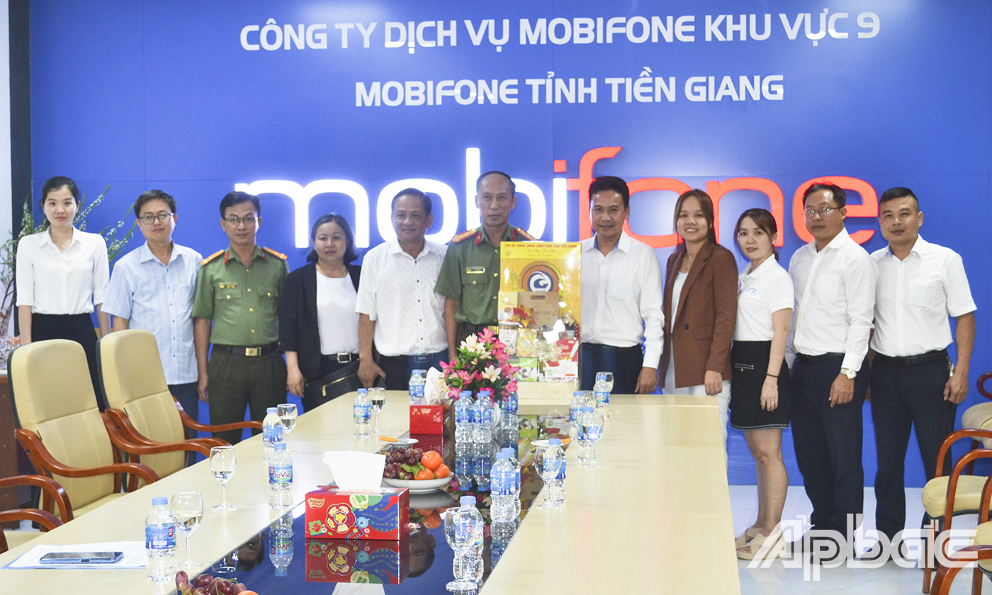 Đồng chí Nguyễn Văn Nhựt thăm, tặng quà, chúc tết Mobifone tỉnh Tiền Giang