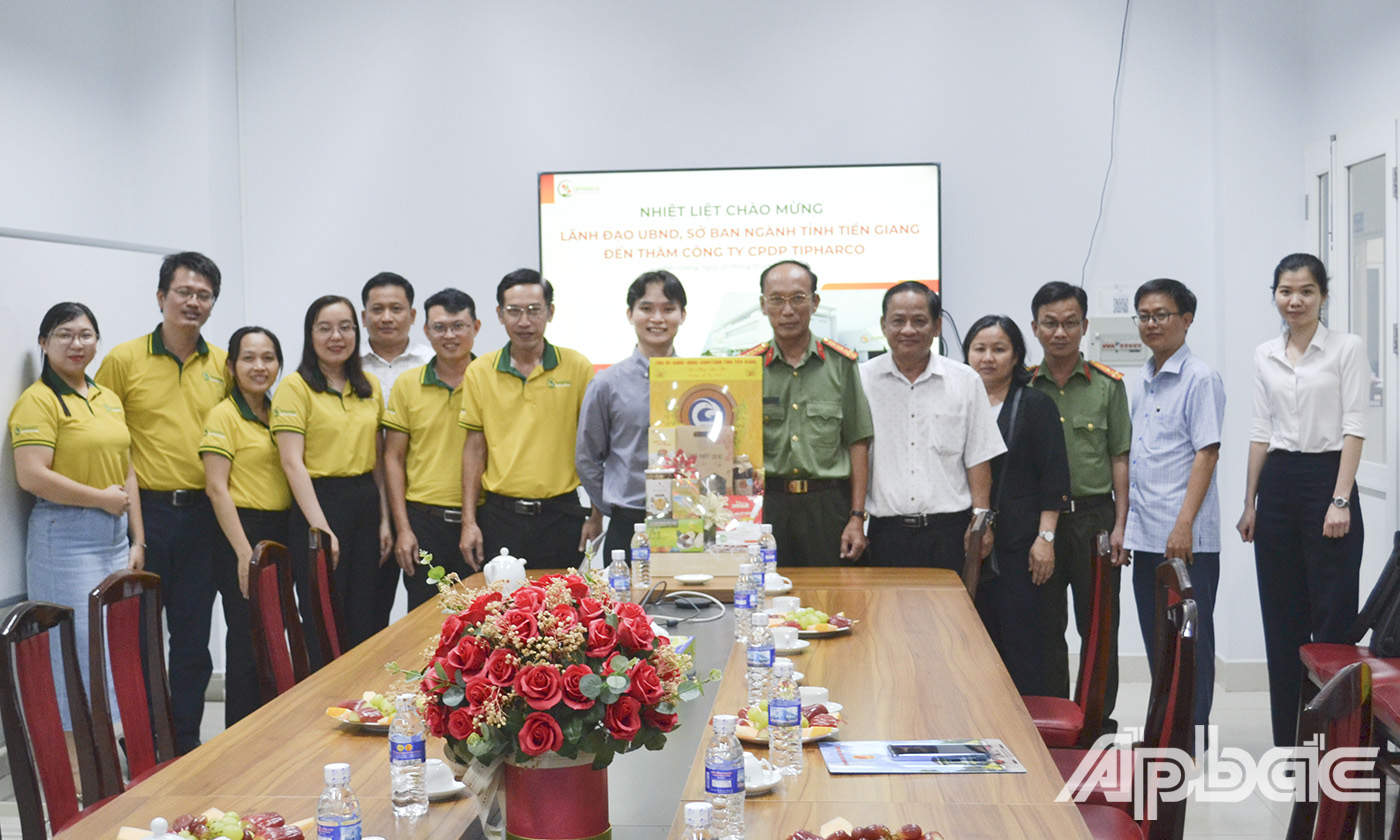 Đồng chí Nguyễn Văn Nhựt thăm, tặng quà, chúc tết Công ty Cổ phần dược phẩm Tipharco.