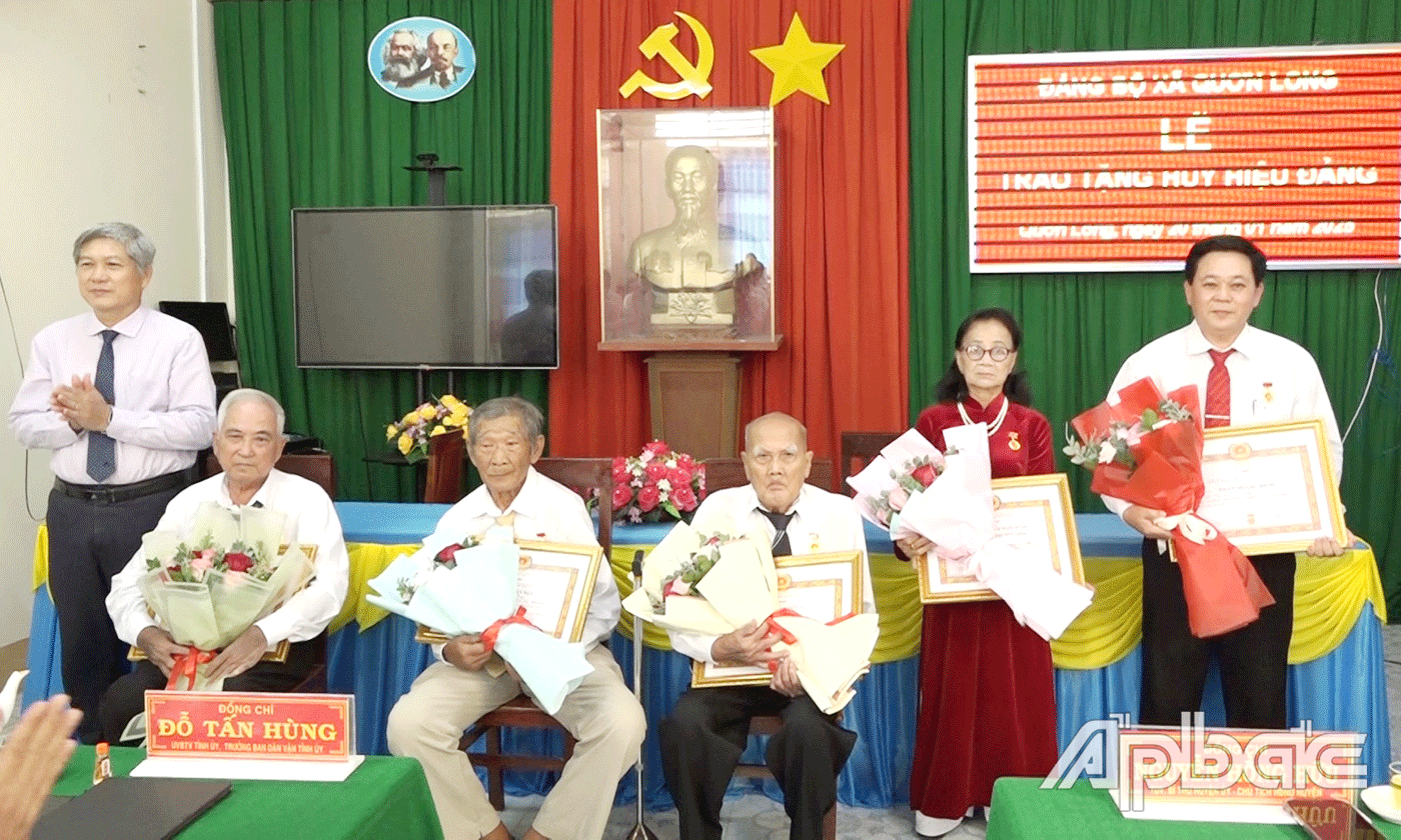 Trao Huy hiệu Đảng cho các đảng viên.