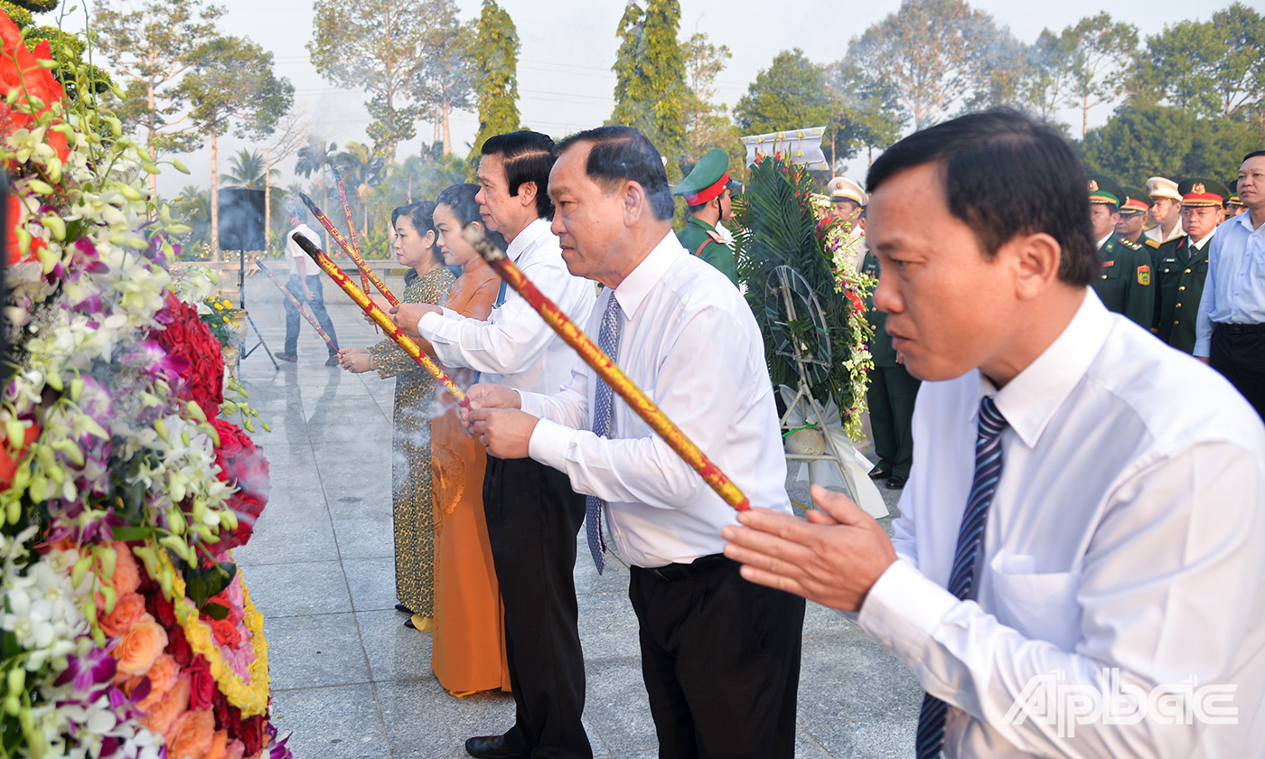 Lãnh đạo tỉnh dâng hương tại Đài tưởng niệm Nghĩa trang Liệt sĩ tỉnh.