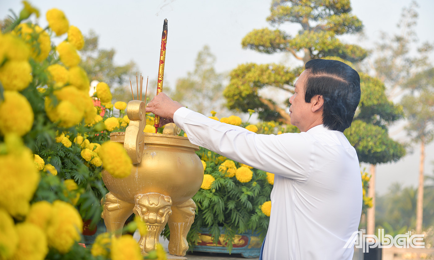 Đồng chí Nguyễn Văn Danh dâng hương tại Đài tưởng niệm Nghĩa trang Liệt sĩ tỉnh.