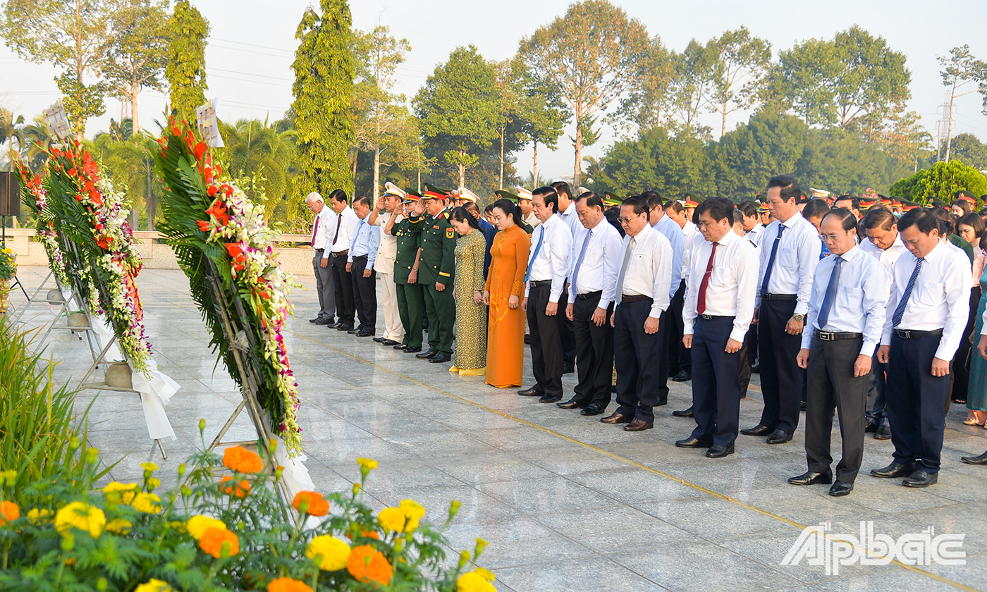 Đoàn dành 1 phút mặc niệm tưởng nhớ công ơn các anh hùng liệt sĩ.