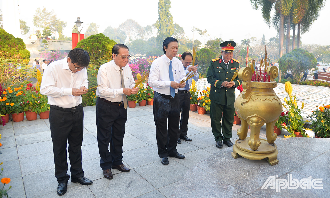 Lãnh đạo tỉnh thắp hương tại Bia Liệt sĩ vô danh.