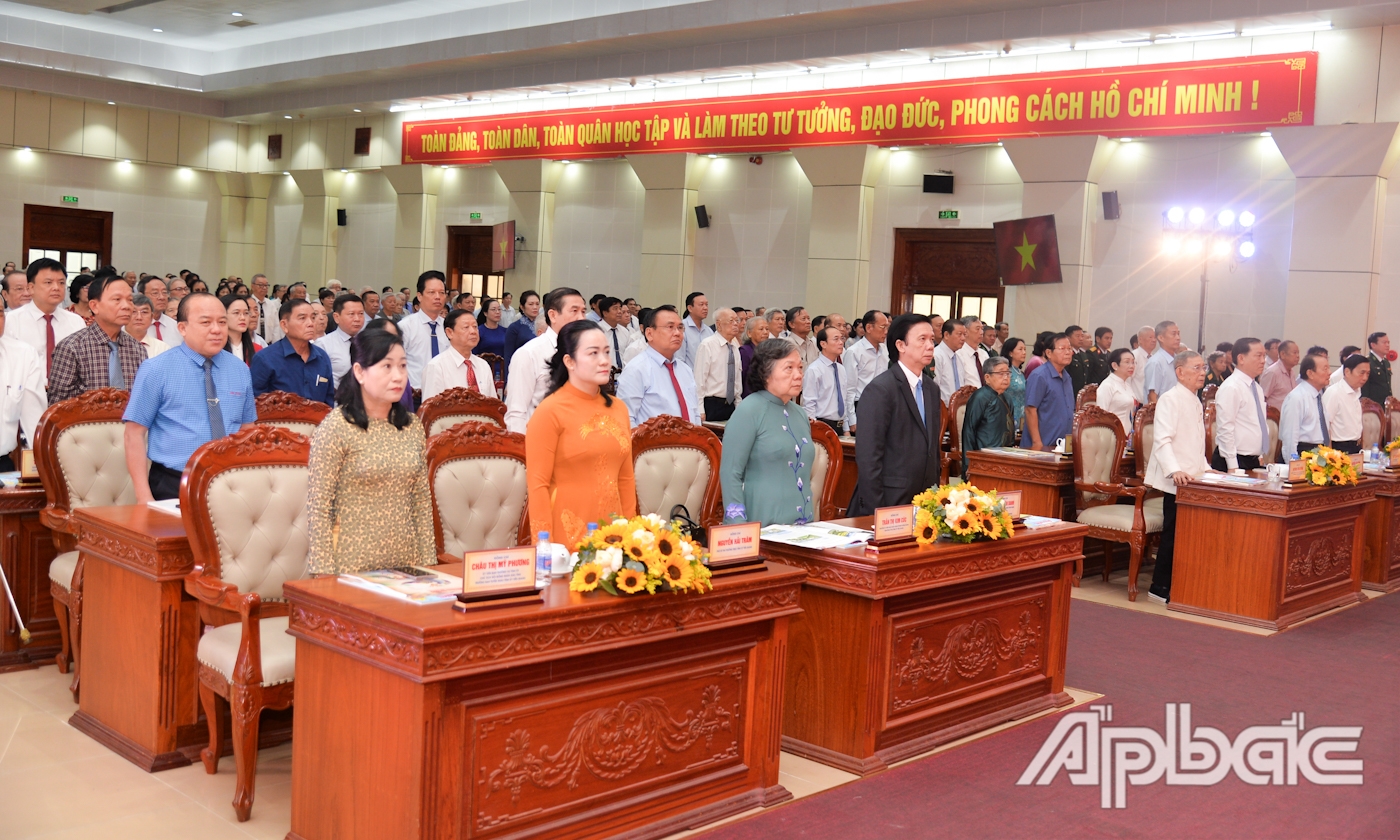 Đại biểu thực hiện nghi thức Chào cờ.