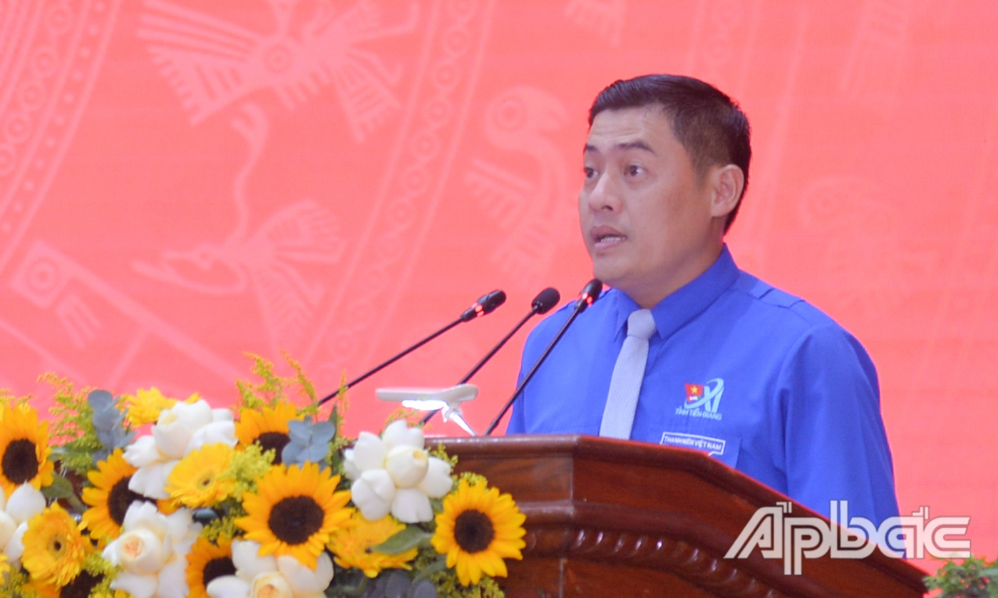 Bí thư Tỉnh đoàn Nguyễn Quang Minh đại diện cho tuổi trẻ tỉnh nhà nêu quyết tâm của tuổi trẻ.