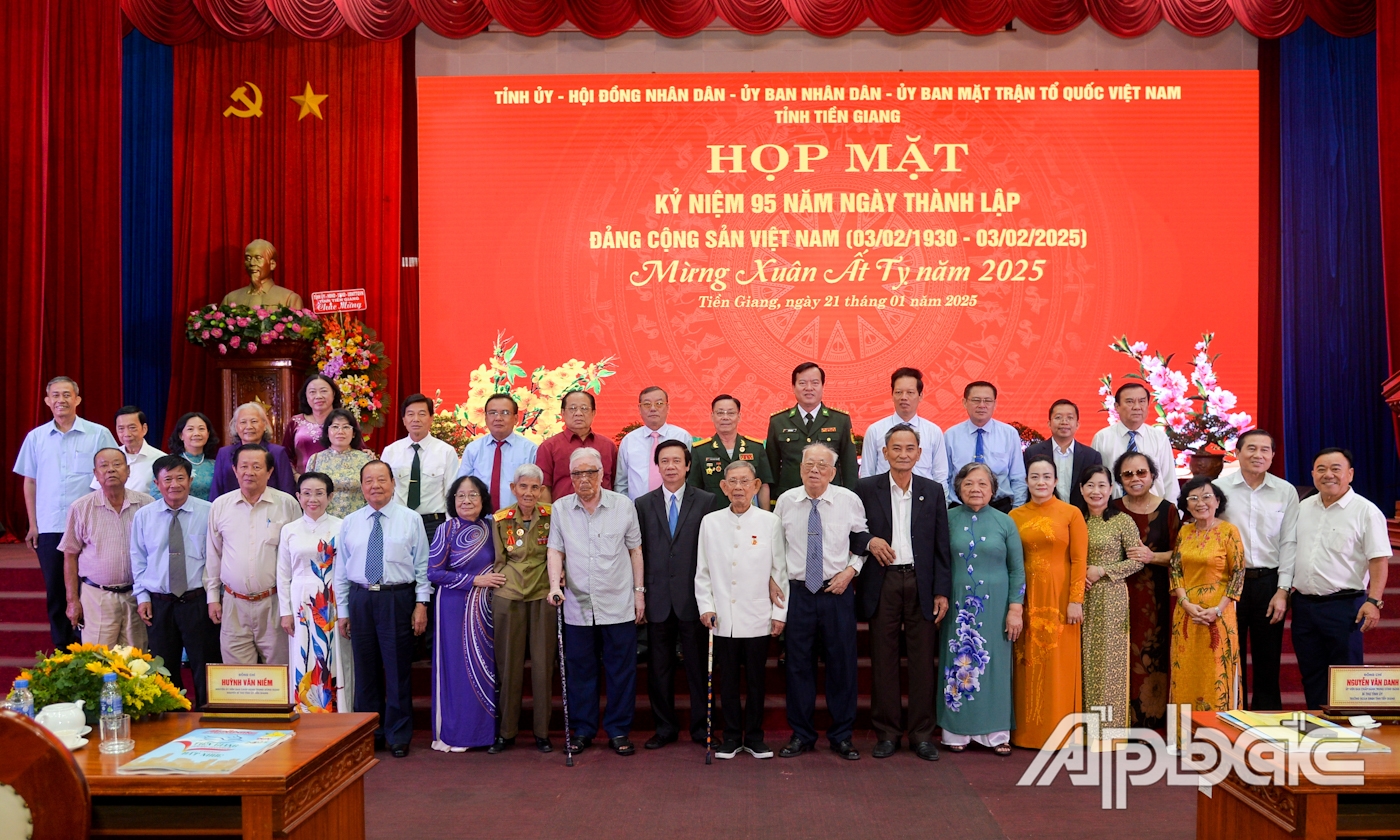 Đại biểu chụp ảnh lưu niệm.