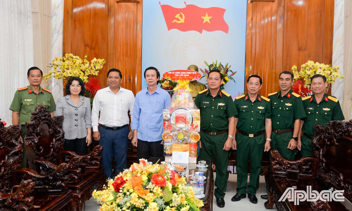 Đồng chí Nguyễn Văn Danh thăm, chúc tết và tặng quà Bộ Chỉ huy Quân sự tỉnh Tiền Giang.