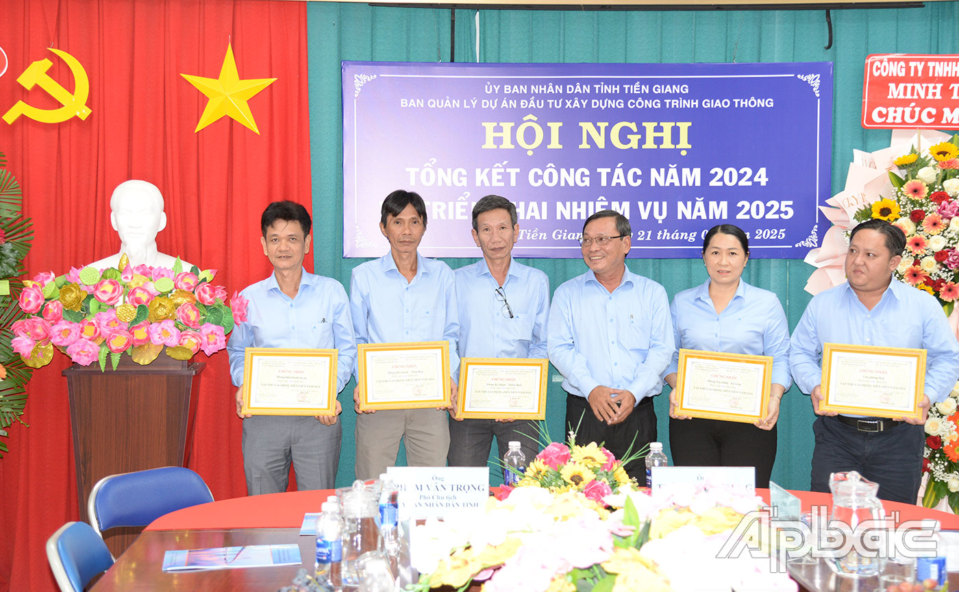 Đồng chí Trần Minh Trung trao Chứng nhận tập thể lao động tiên tiến năm 2024 cho các phòng.