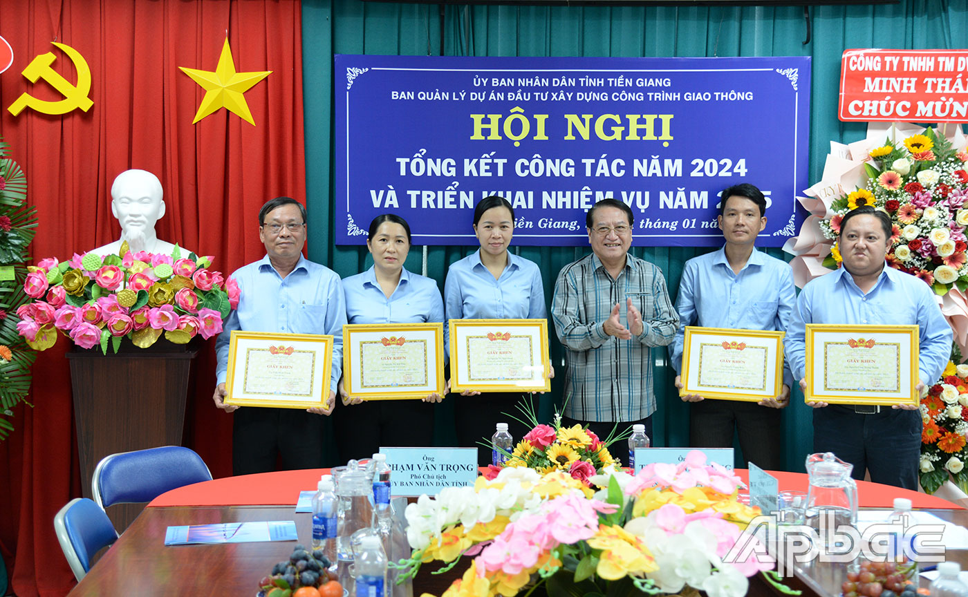 Đồng chí Phạm Văn Trọng trao Giấy khen cho các cá nhân.