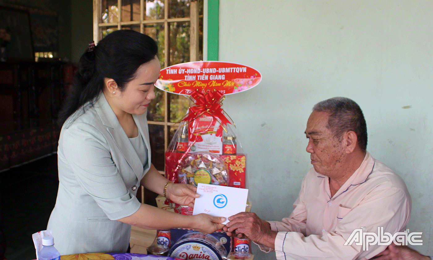 Đoàn đến thăm, chúc tết gia đình ông Nguyễn Văn Hoa, sinh năm 1950, thương binh 71%, ấp 6, xã Mỹ Thành Nam, huyện Cai Lậy. 