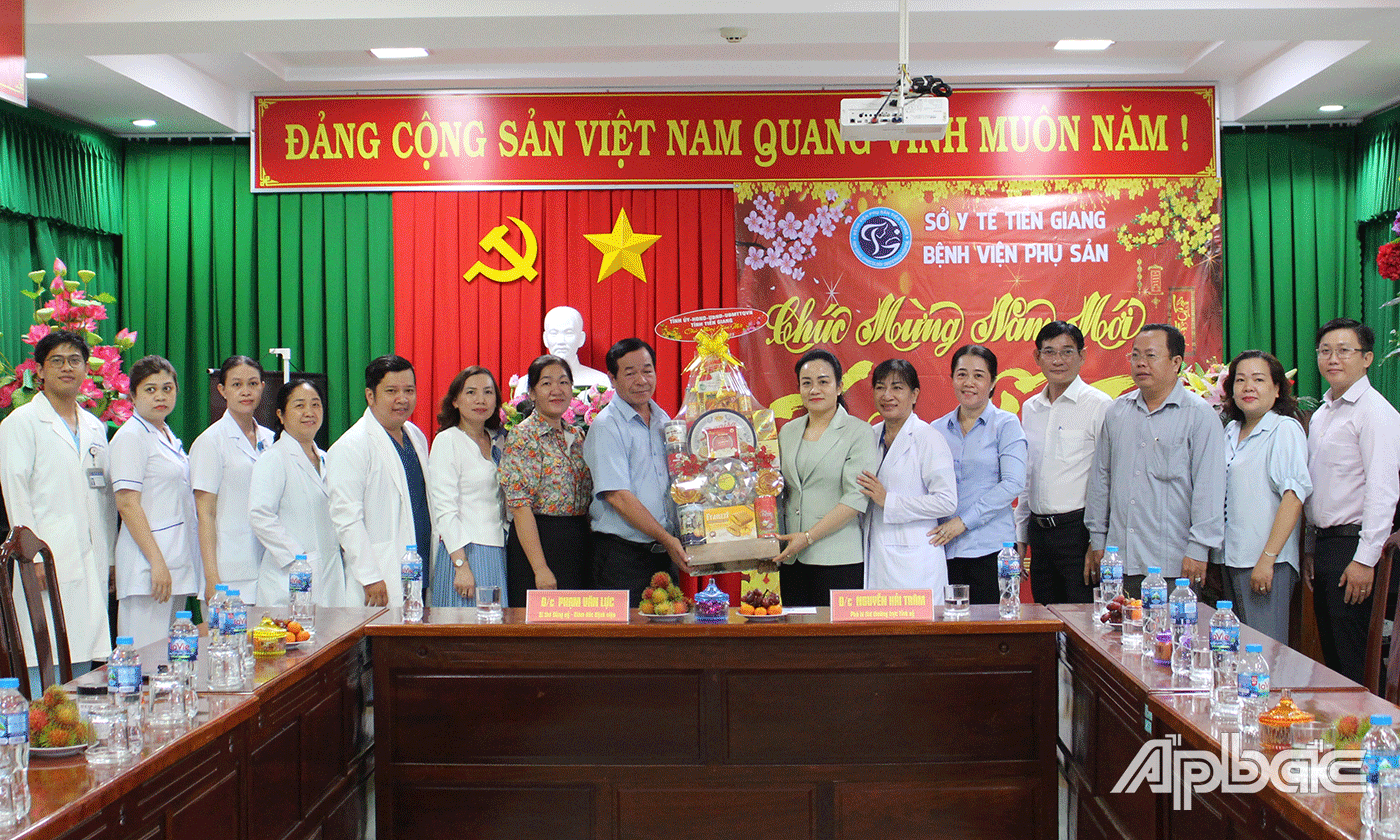 Đoàn đến thăm, tặng quà gia đình bà Trần Thị Tốt, sinh năm 1925 (mẹ Liệt sĩ Huỳnh Văn Tấn), ấp Hòa Lạc Trung, xã Hòa Định.