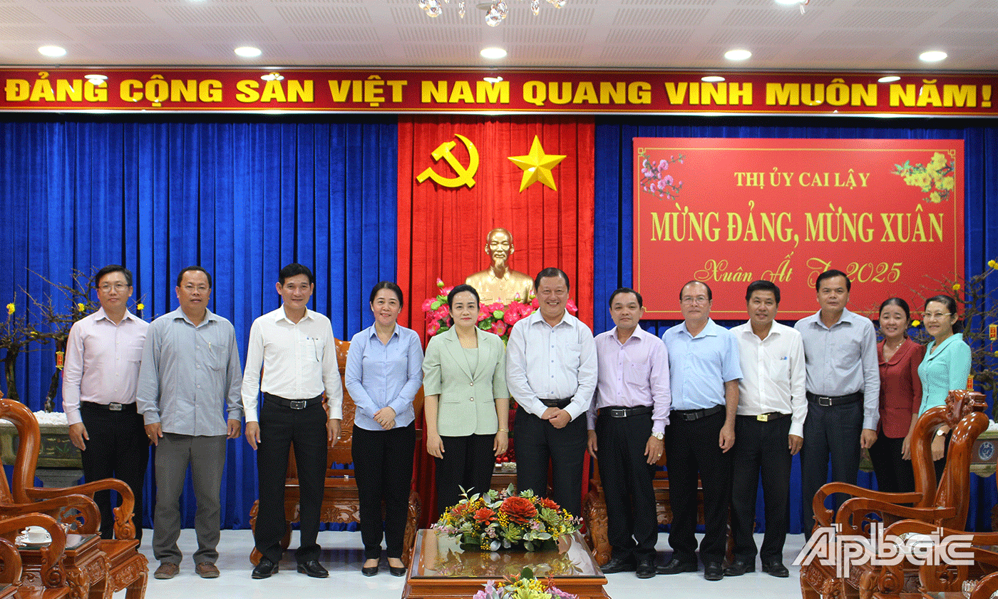 Đoàn đến thăm, chúc Tết Công ty Trách nhiệm hữu hạn MTV Bê tông TICCO, xã Tân Lập 1, huyện Tân Phước.