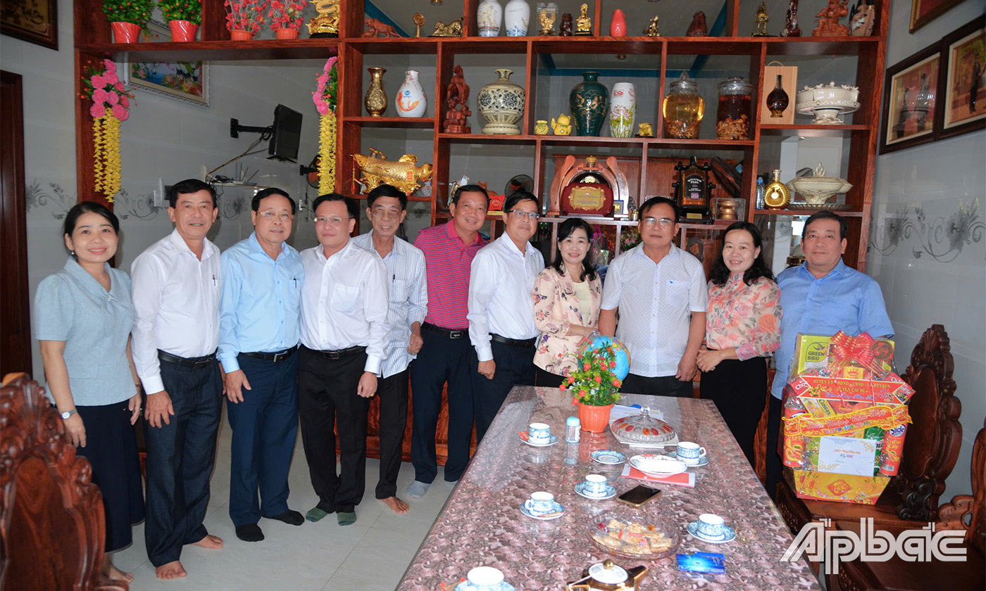 các đồng chí lãnh đạo tỉnh, lãnh đạo huyện đến thăm, chúc tết đồng chí Võ Văn Bình