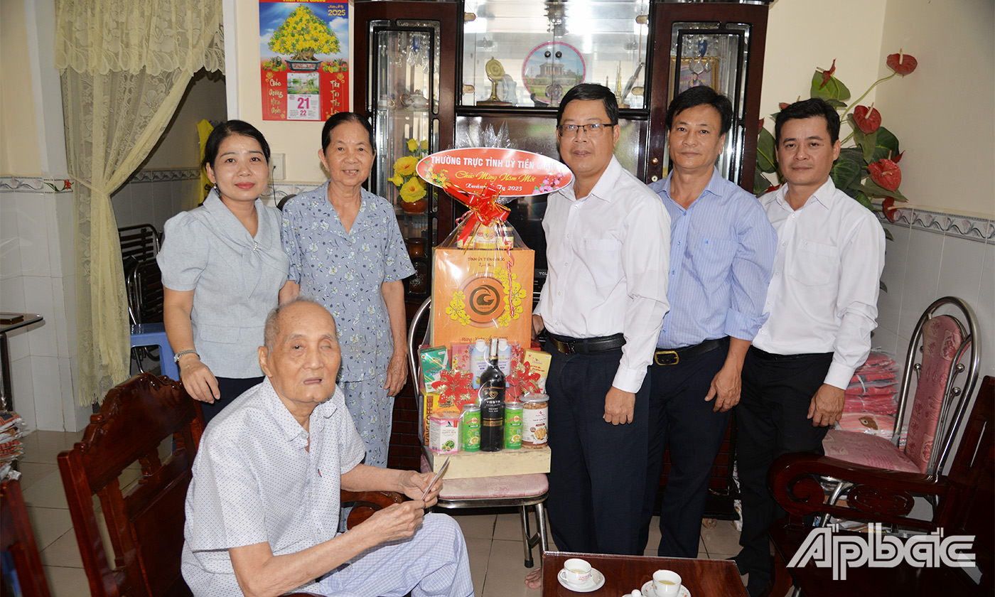 Đồng chí Trần Thanh Nguyên thăm, chúc tết đồng chí Võ Hữu Phước
