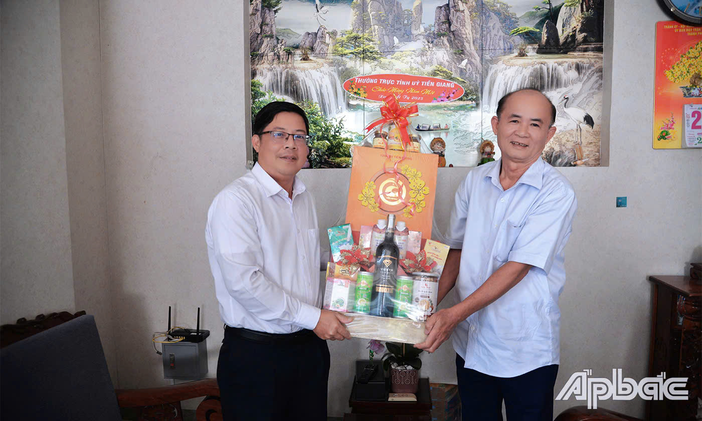 Đồng chí Trần Thanh Nguyên thăm, chúc tết đồng chí Nguyễn Thanh Cẩn