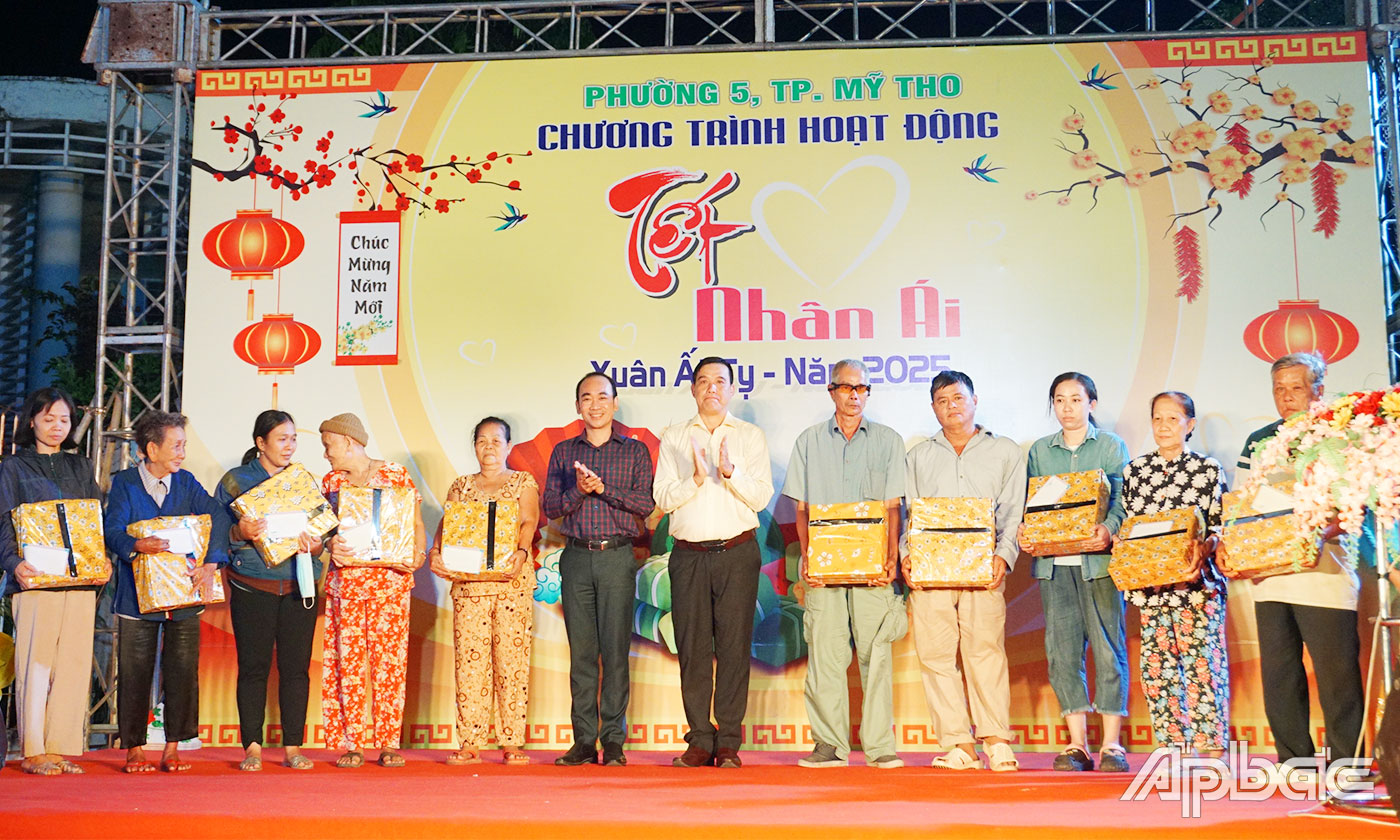 Đại biểu trao quà cho hộ dân có hoàn cảnh khó khăn