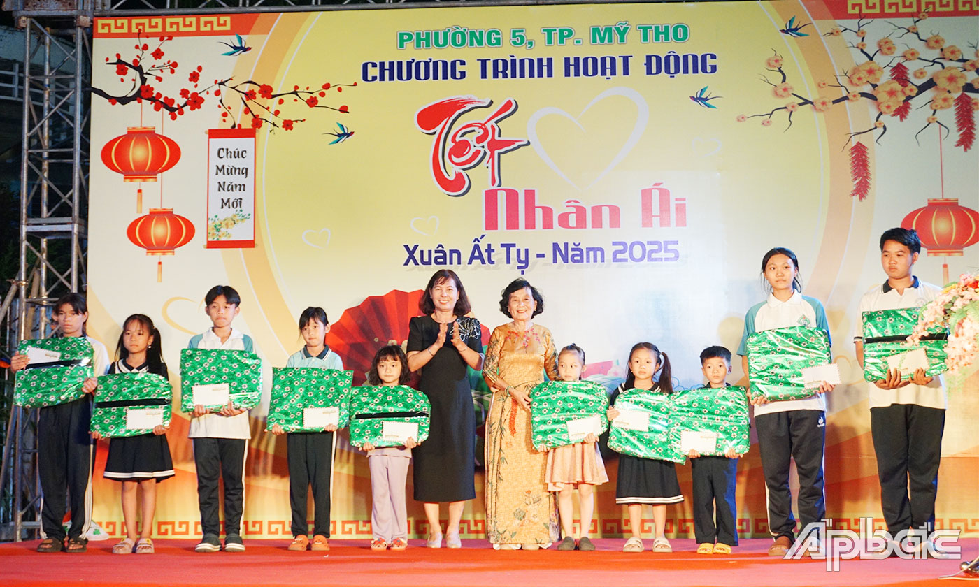 Hội Khuyến học tỉnh Tiền Giang trao quà cho học sinh nghèo vượt khó