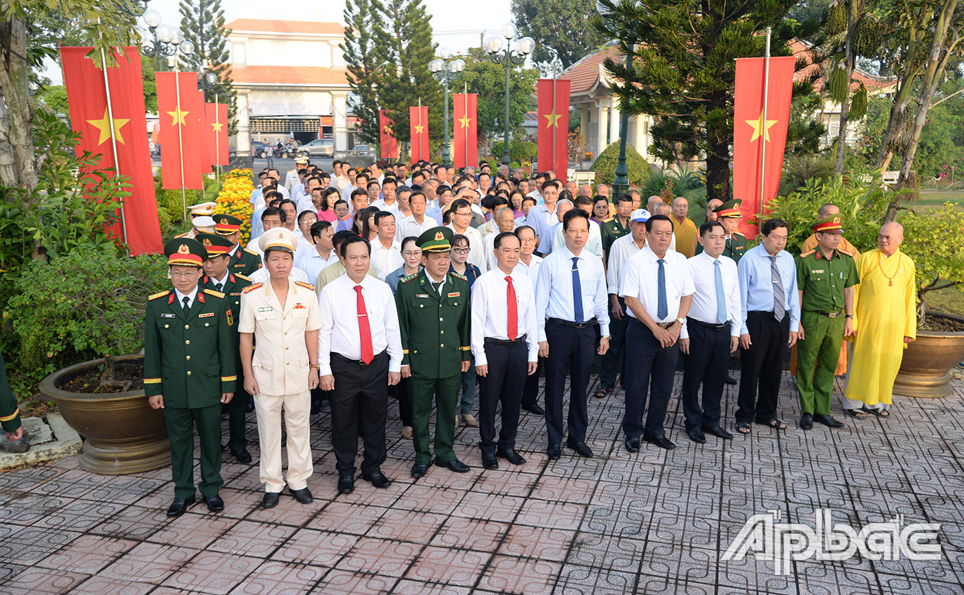 Đồng chí Nguyễn Thành Diệu viếng Nghĩa trang Liệt sĩ huyện Gò Công Đông - TP. Gò Công.