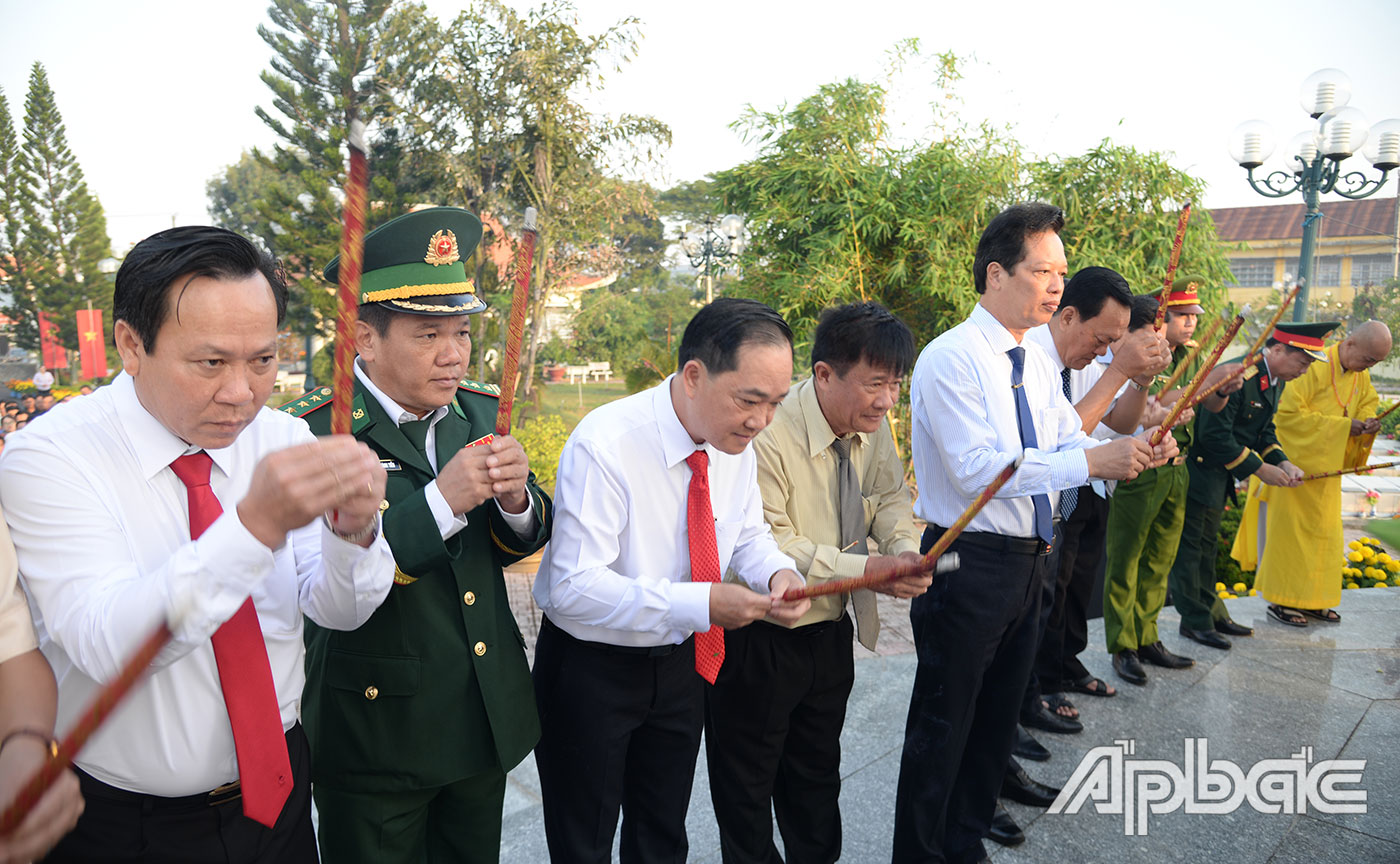 Đồng chí Nguyễn Thành Diệu thắp hương Nghĩa trang Liệt sĩ huyện Gò Công Đông - TP. Gò Công.