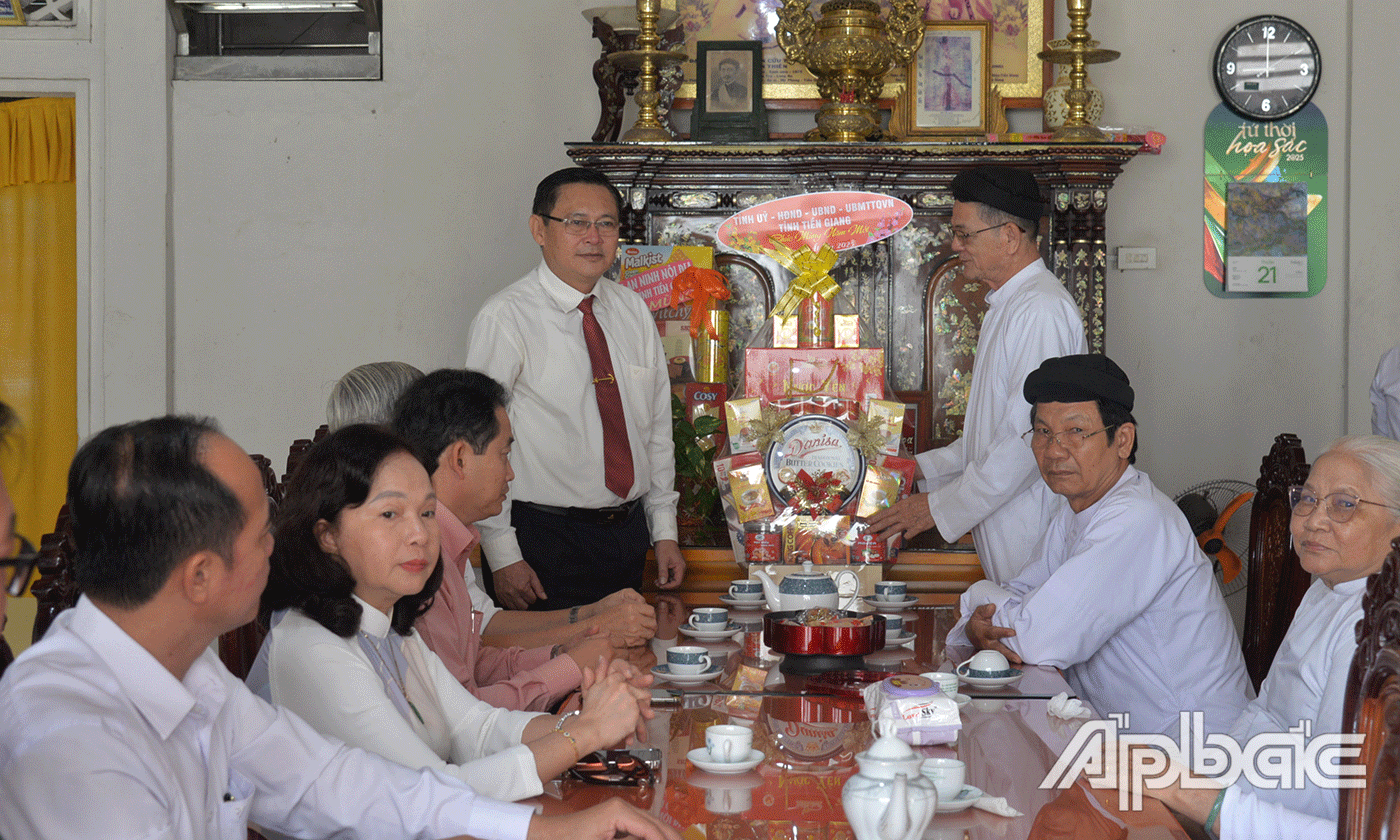 Đoàn đã đến thăm, chúc tết Hội thánh Cao đài Chơn lý.