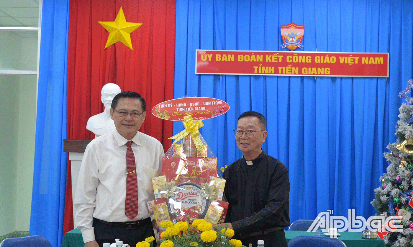Đoàn đã đến thăm, chúc tết Ủy ban đoàn kết Công giáo tỉnh Tiền Giang.