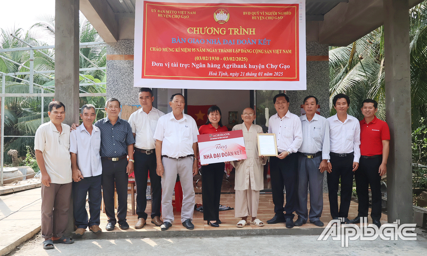 Trao nhà đại đoàn kết.