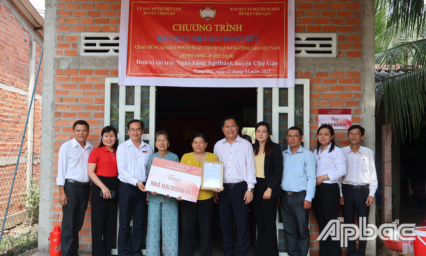 Trao nhà đại đoàn kết cho các hộ gia đình.