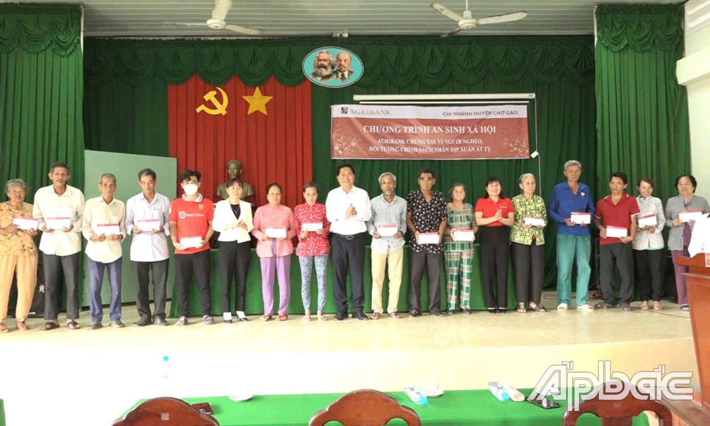 Tặng quà tết cho hộ nghèo, khó khăn.