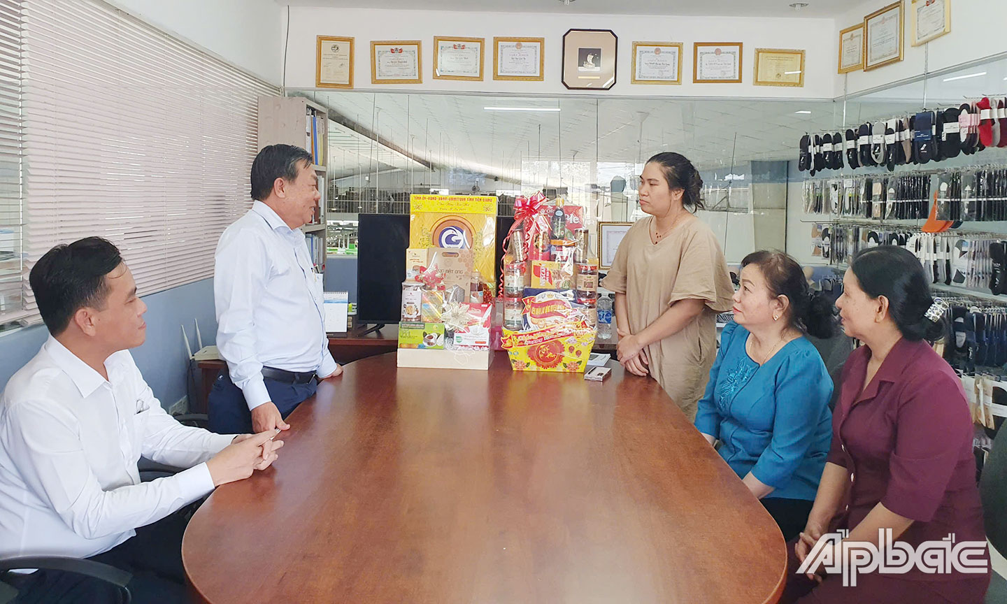Đồng chí Nguyễn Ngọc Trầm chúc tết Công ty TNHH MTV May mặc Thiên Quang