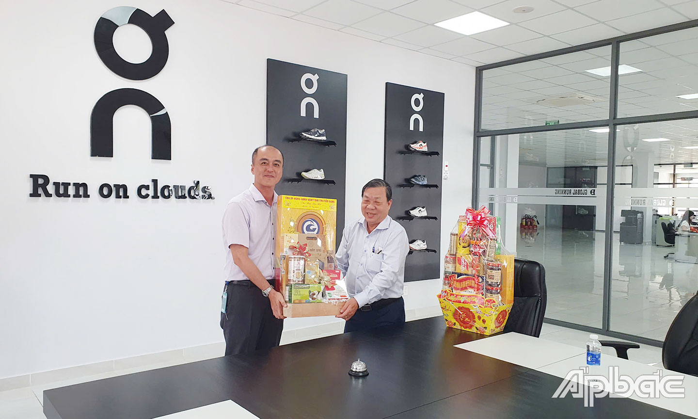 Đồng chí Nguyễn Ngọc Trầm chúc tết Công ty TNHH Global Running.