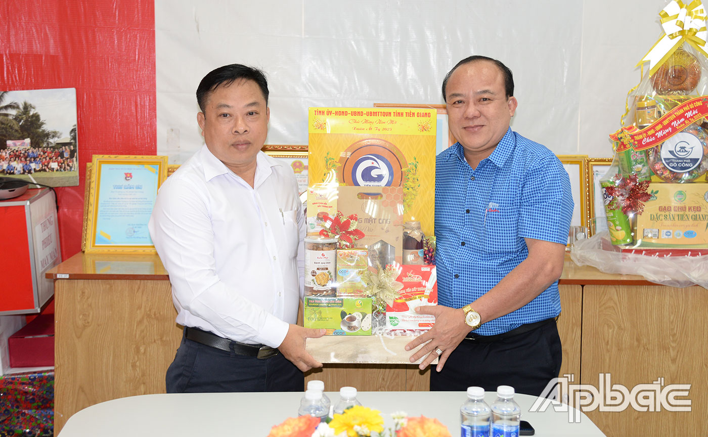 Đồng chí Nguyễn Chí Trung thăm, chúc tết Siêu thị Co.opmart Gò Công.