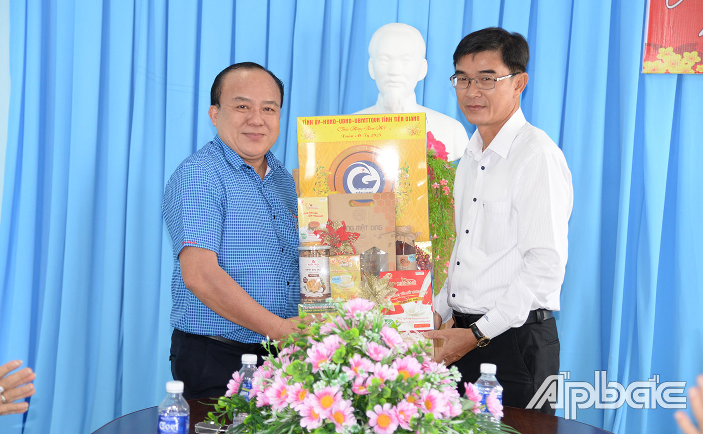 Đồng chí Nguyễn Chí Trung thăm, chúc tết Công ty cổ phần Công trình đô thị Gò Công.