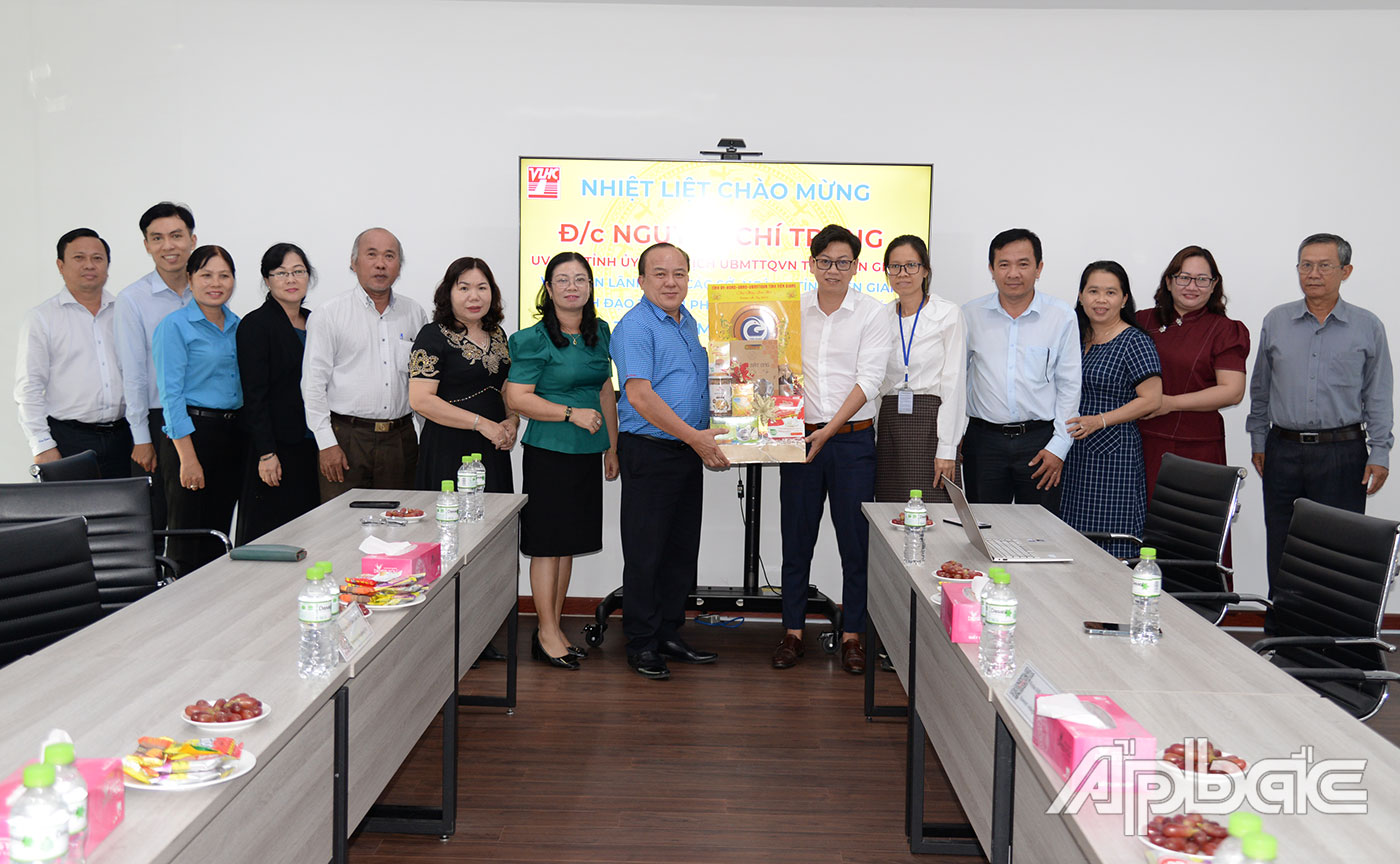 Đồng chí Nguyễn Chí Trung thăm, chúc tết Công ty TNHH May Việt Long Hưng.