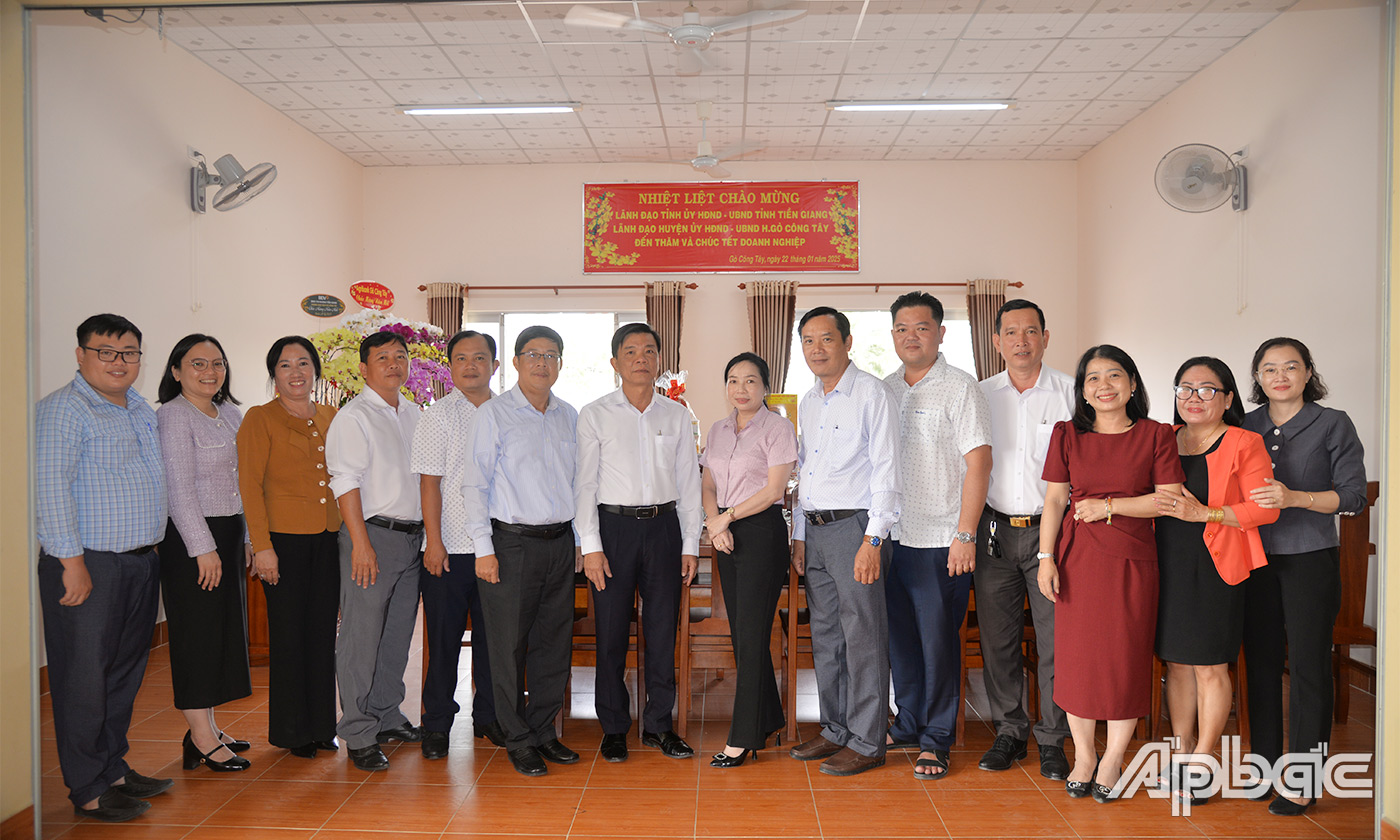 Đồng chí Trần Thanh Nguyên cùng các thành viên đoàn, lãnh đạo huyện Gò Công Tây chụp ảnh lưu niệm 