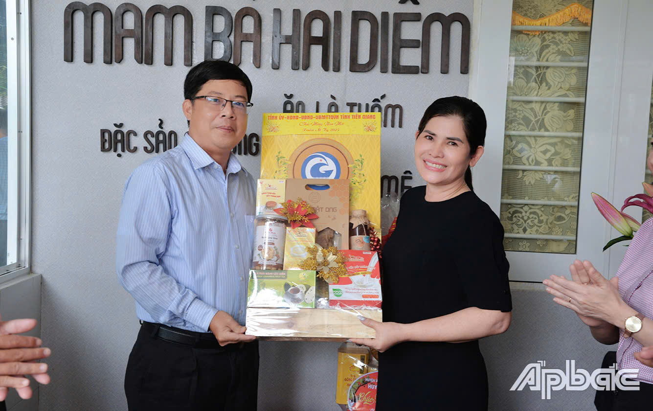 Đồng chí Trần Thanh Nguyên thăm, chúc tết Công ty TNHH Mắm bà hai Diễm