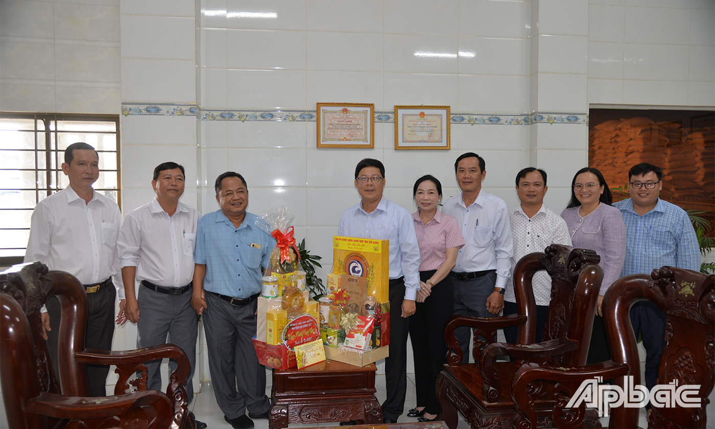 Đồng chí Trần Thanh Nguyên cùng lãnh đạo huyện Gò Công Tây thăm, chúc tết ;  Công ty TNHH Vinh Hiển