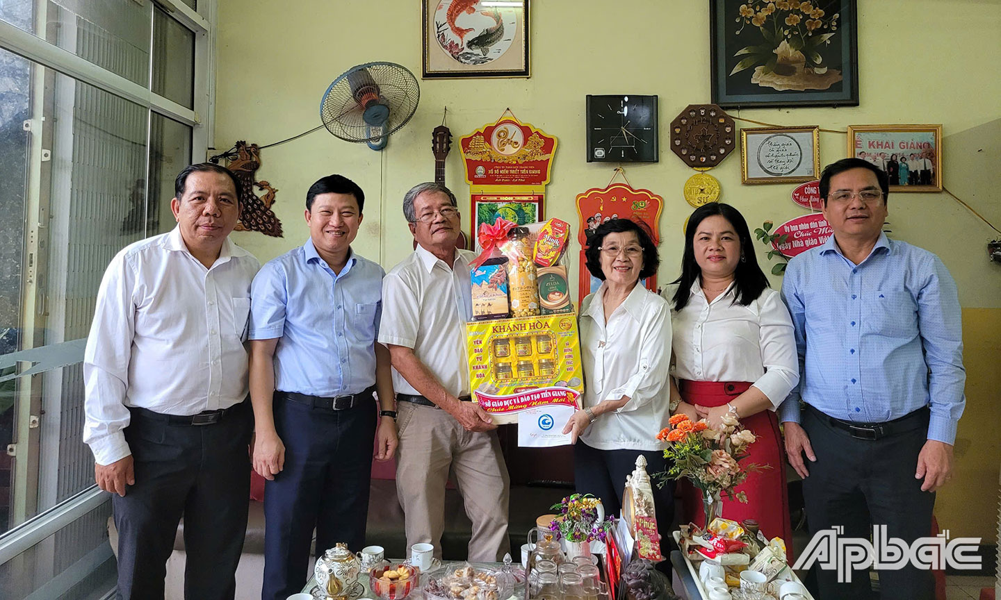 Đoàn đến thăm, chúc tết gia đình đồng chí Đồng Thị Bạch Tuyết, nguyên Giám đốc Sở GD&ĐT tỉnh Tiền Giang.