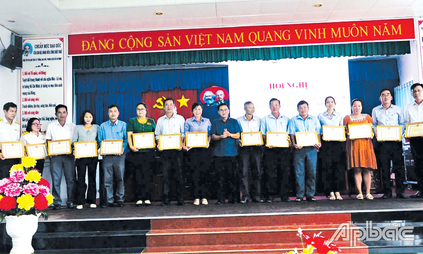 UBND huyện khen thưởng các tập thể có thành tích xuất sắc trong thực hiện thu ngân sách nhà nước năm 2024.