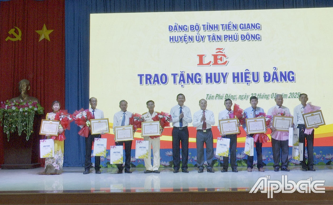 Đồng chí Bùi Thái Sơn trao Huy hiệu Đảng cho các đảng viên đợt 3-2.