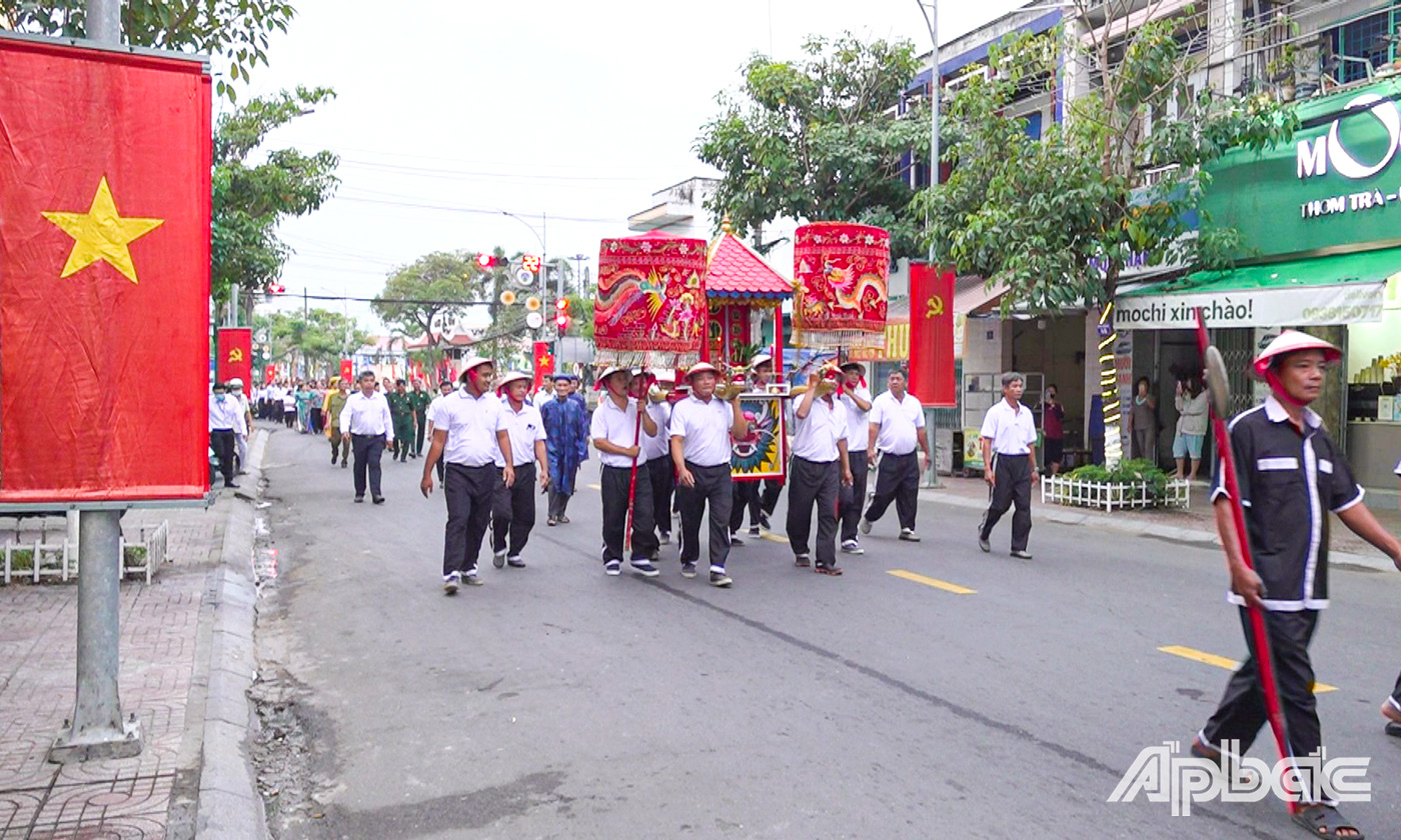 Nghi thức rước linh từ Bia Tứ Kiệt về Cổ miếu Tứ Kiệt.