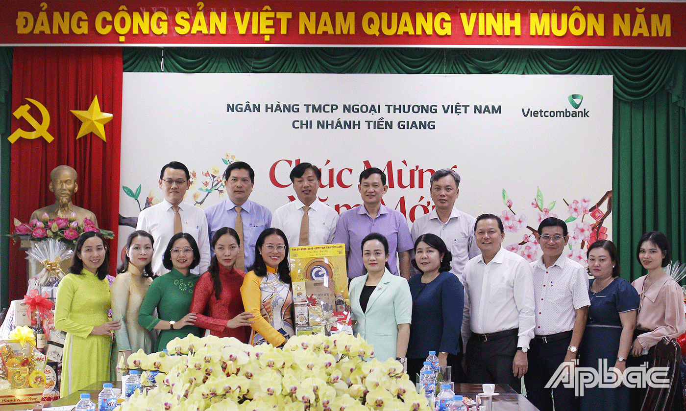 Đoàn đến thăm, chúc tết Ngân hàng Thương mại cổ phần Ngoại thương Việt Nam (Vietcombank), chi nhánh Tiền Giang.