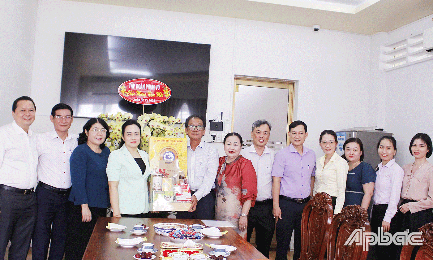 Đoàn đến thăm, tặng quà gia đình bà Trần Thị Tốt, sinh năm 1925 (mẹ Liệt sĩ Huỳnh Văn Tấn), ấp Hòa Lạc Trung, xã Hòa Định.