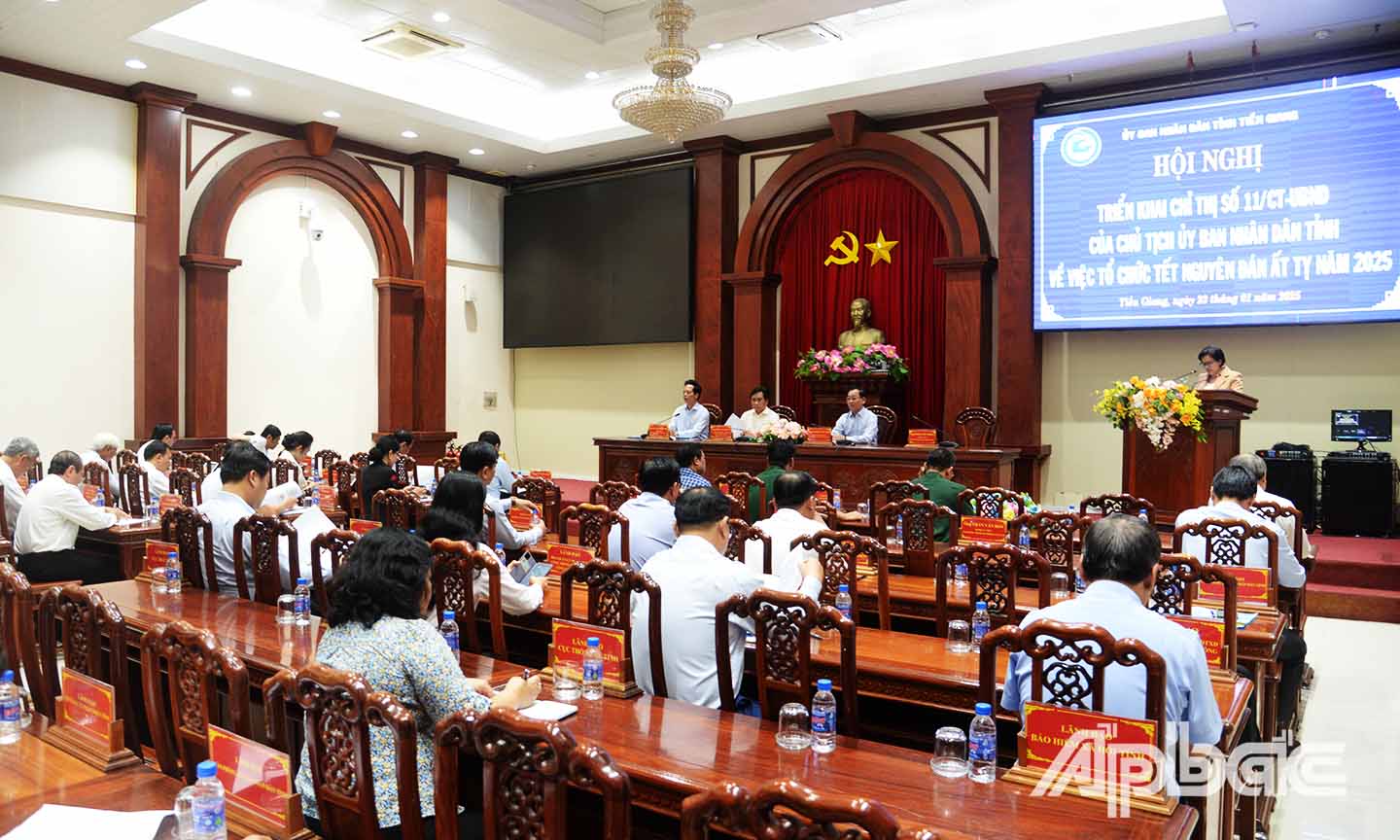 Các đại biểu làm việc tại Hội nghị.
