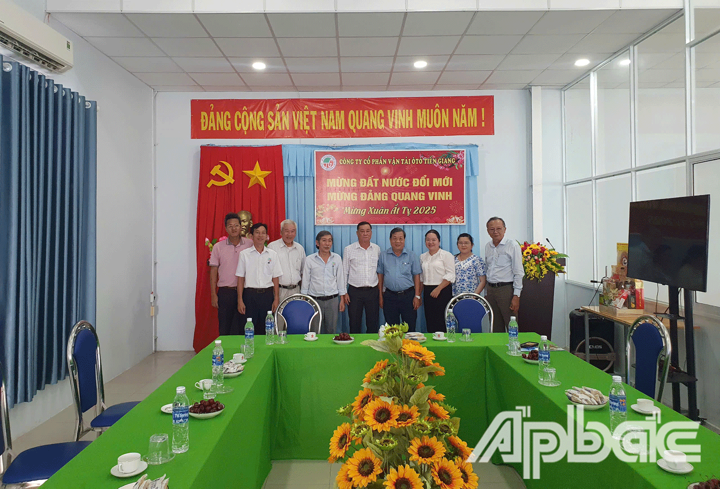 Đồng chí Nguyễn Ngọc Trầm chúc tết Công ty Cổ phần Ô tô Tiền Giang. 