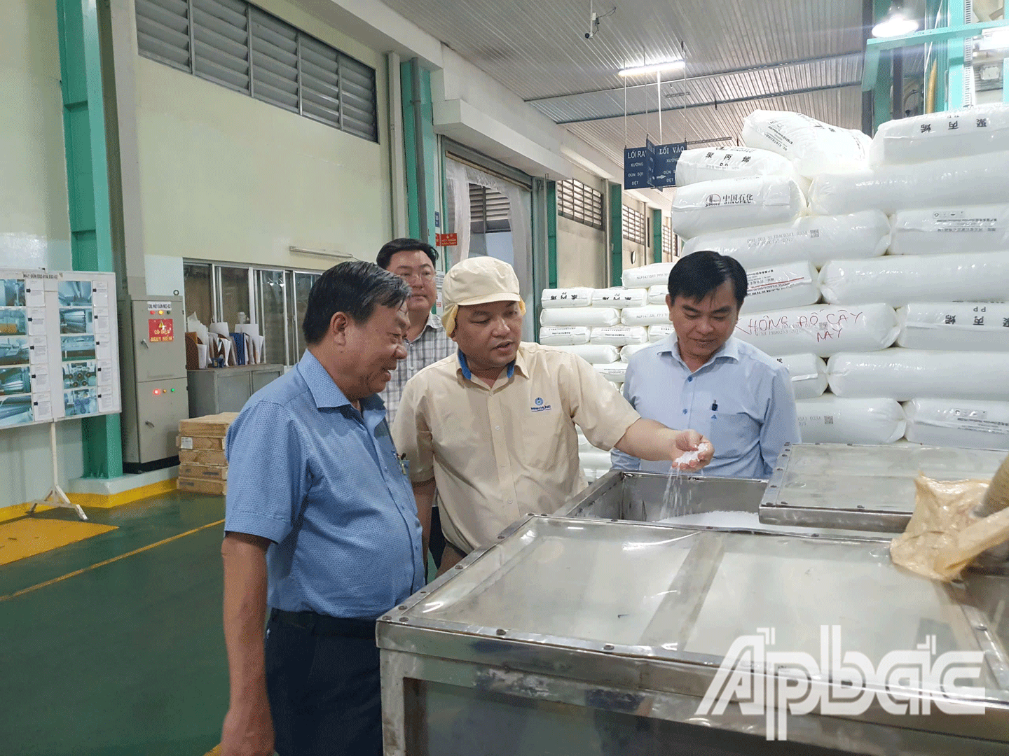 Đồng chí Nguyễn Ngọc Trầm tham quan Công ty 