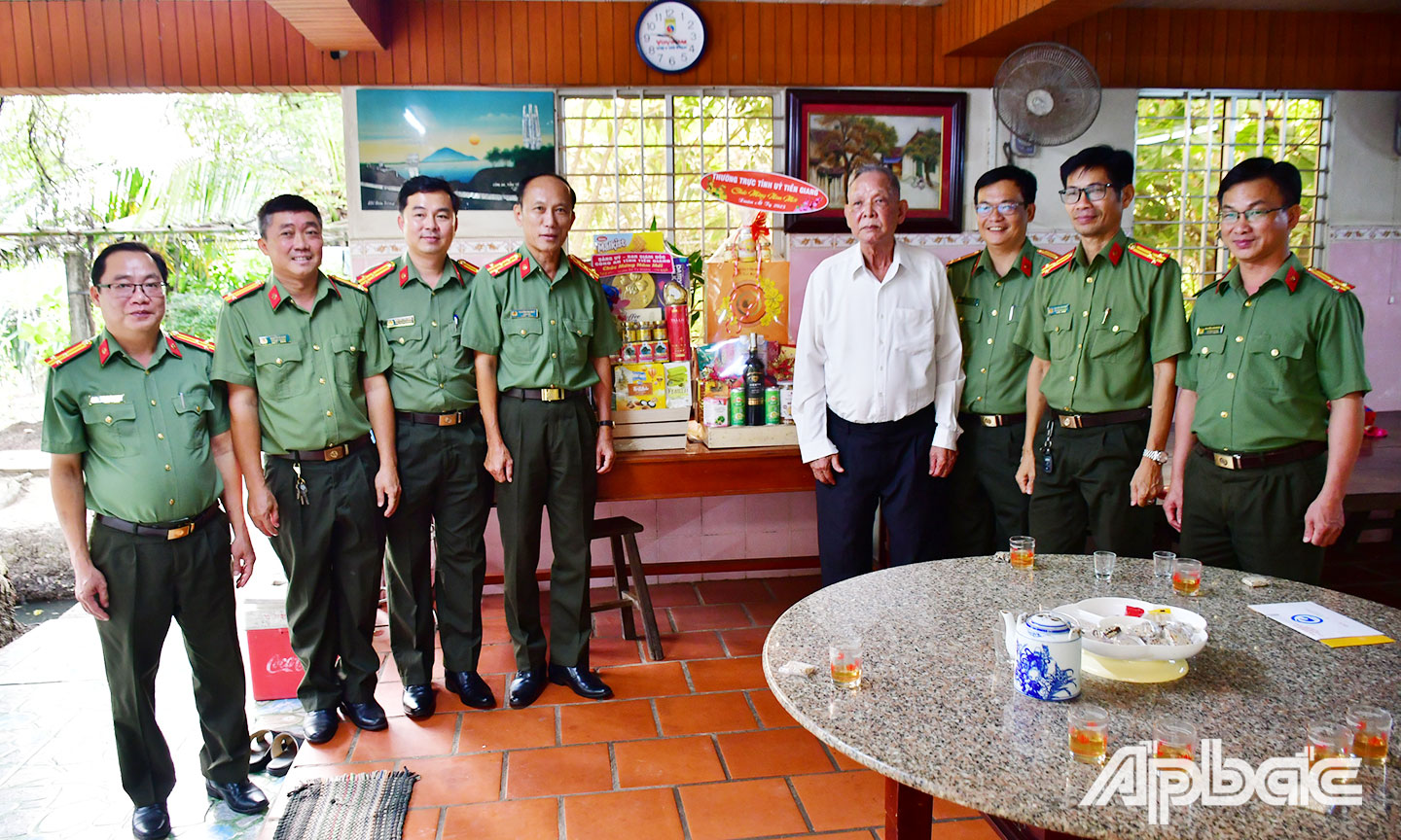 Đại tá Nguyễn Văn Nhựt, Giám đốc Công an tỉnh thăm Trung tướng, Anh hùng Lực lượng Vũ trang  nhân dân Nguyễn Việt Thành.                                                                                                                          Ảnh: Đặng Thanh