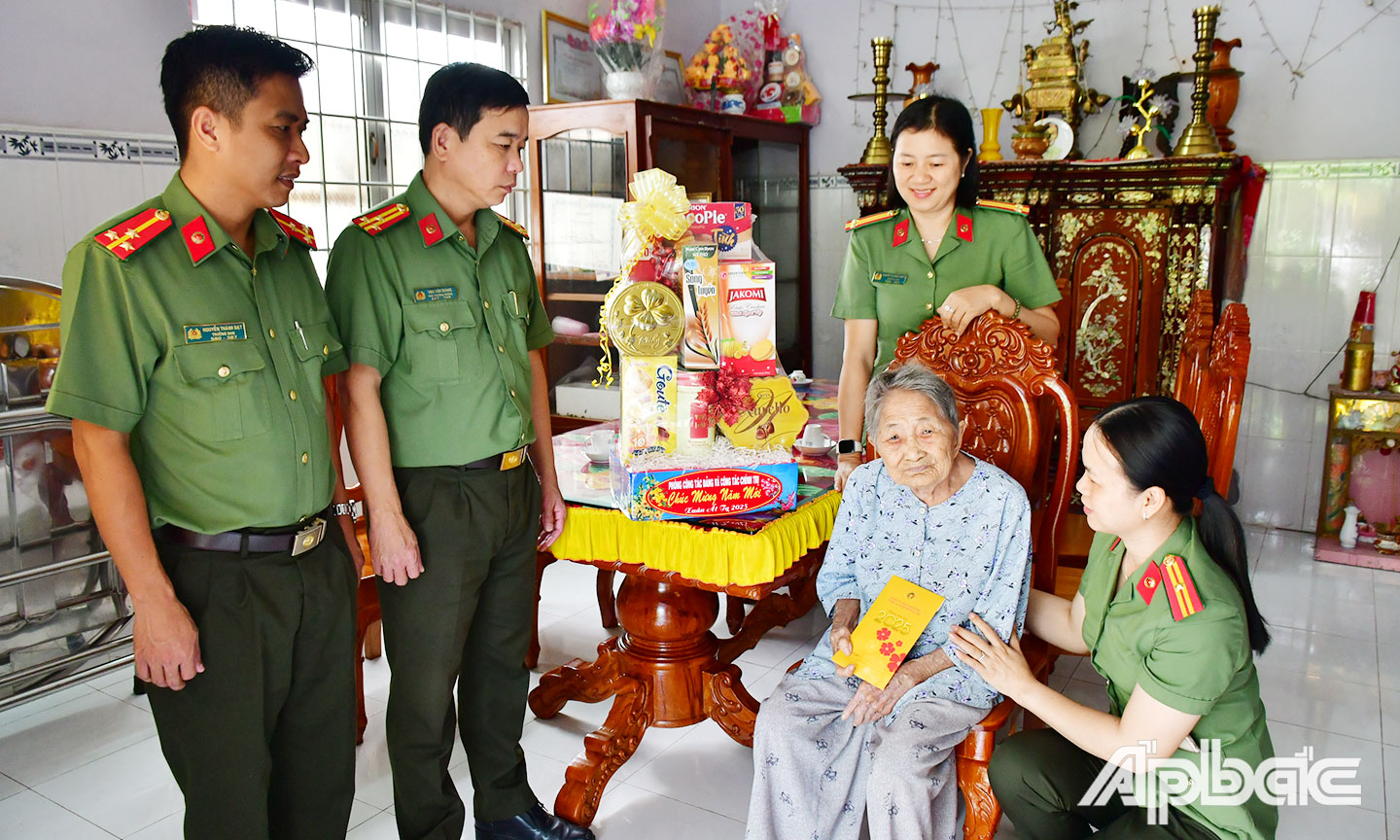  Thăm Mẹ Việt Nam Anh hùng Trần Thị Hai.                                                                               Ảnh: Đặng Thanh
